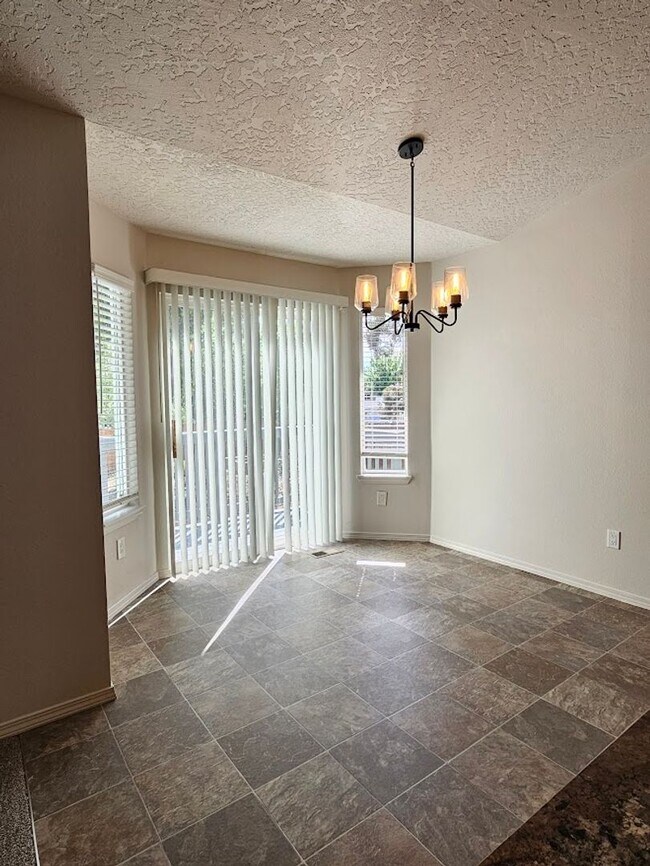 Building Photo - NEW TO MARKET 4 Bedroom Home - Central Mer...
