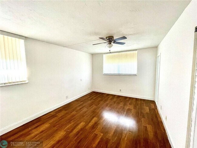 Building Photo - 2821 Somerset Dr