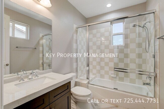 Building Photo - 4 BEDROOM 4.5 BATH MOUNTAINS EDGE REMODELE...