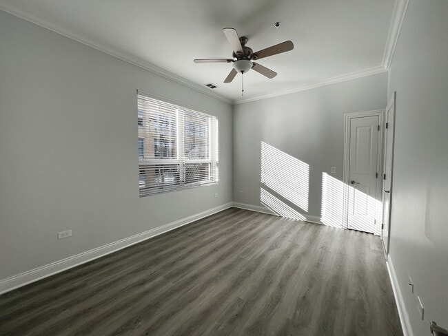 Building Photo - 1002 W Van Buren St