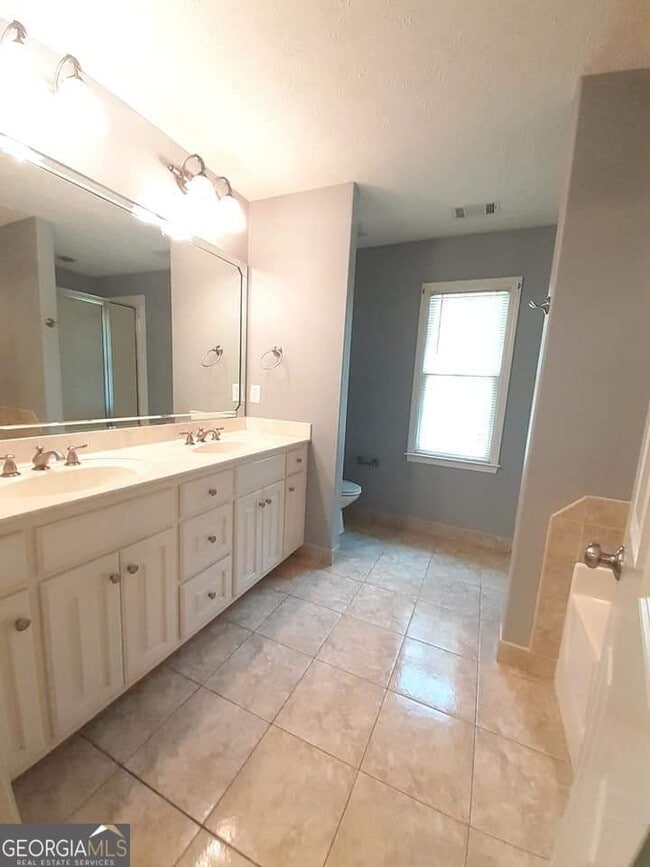 Building Photo - 208 Autumn Trail Way