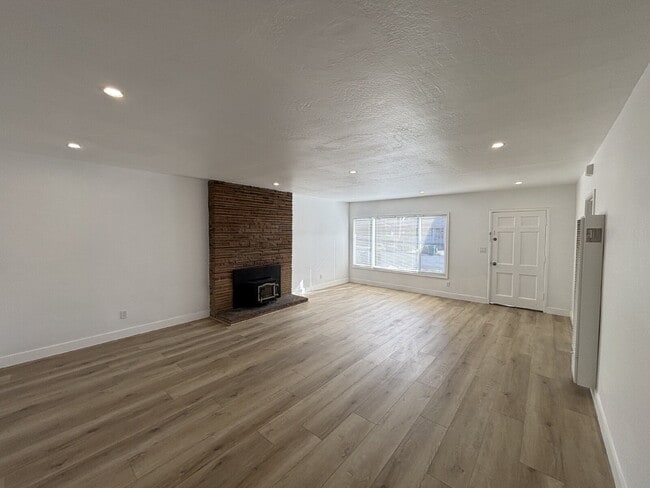 Building Photo - "Cozy Elegance Awaits: 3-Bed, 2-Bath Gem w...