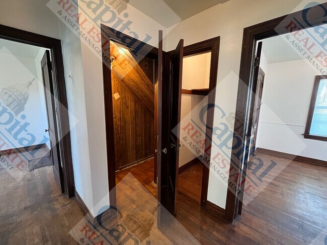 Building Photo - Charming 3 Bedroom