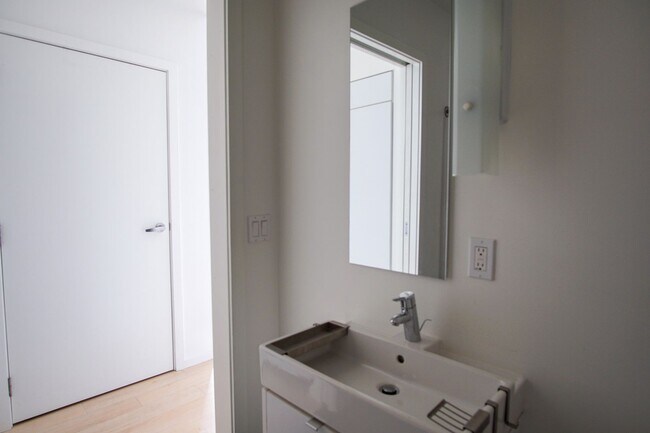 Building Photo - Modern 3rd Floor Studio with D/W & Washer/...