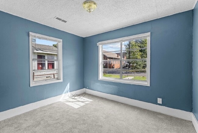 Building Photo - Beautifully Renovated 4 Bedroom 2 Bath Hom...