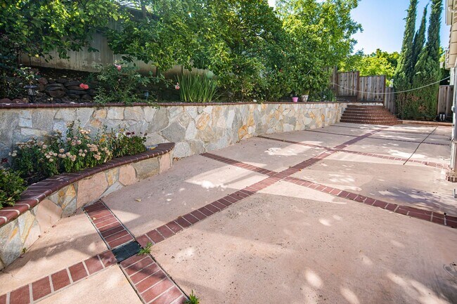 Building Photo - Highly Desirable Executive Home: 4 Bedrooms, 3 Bathrooms of Luxury Living