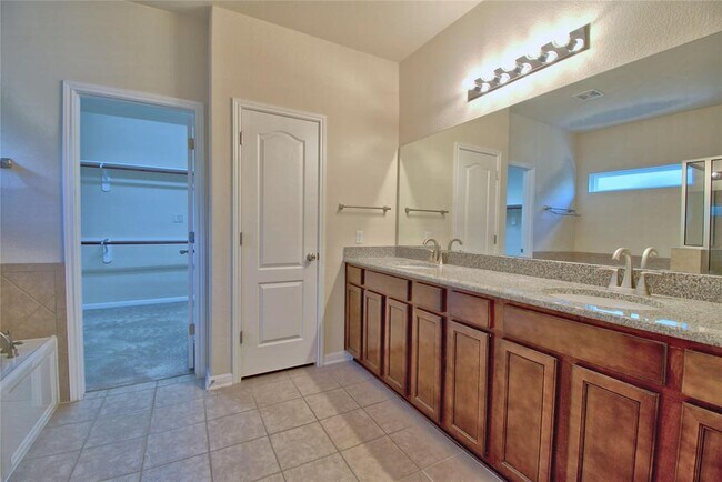 Building Photo - 1708 Stonehaven Ln