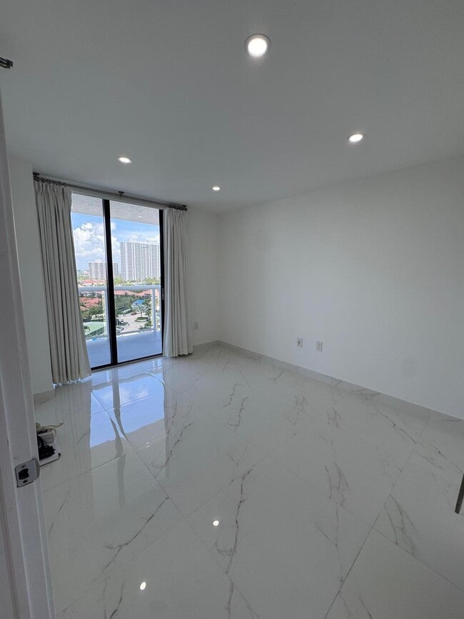 Building Photo - 20515 E Country Club Dr