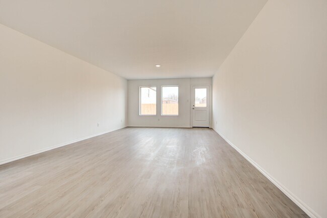 Building Photo - 2011 Delphine Dr