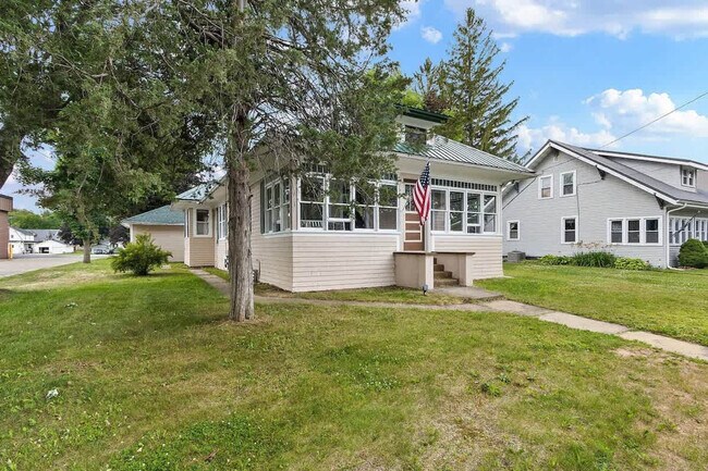 Building Photo - 100 W 1st St