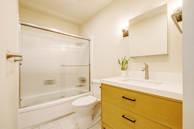 Building Photo - 2101 Baker St