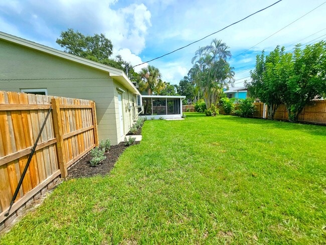 Building Photo - 3 Bedroom 2 Bath in Riveria Bay of St. Pete