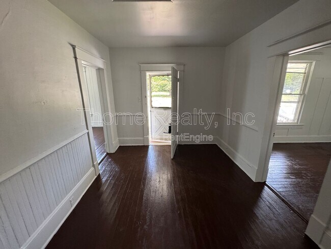 Building Photo - 809 Sunset Ave