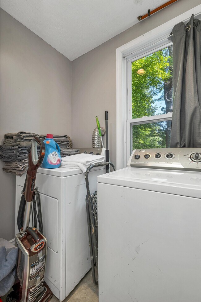 Building Photo - 172 Center St