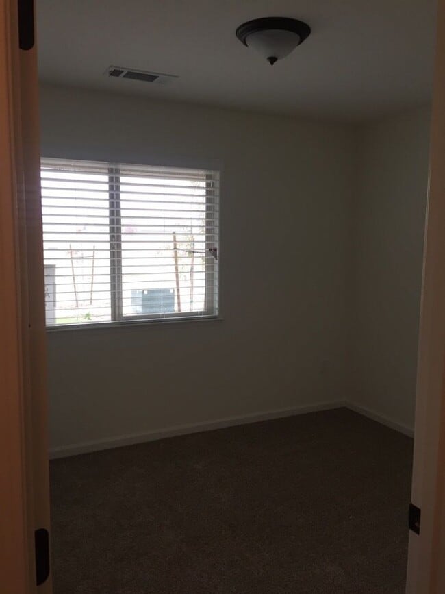 Building Photo - 3 bed 2 bath home