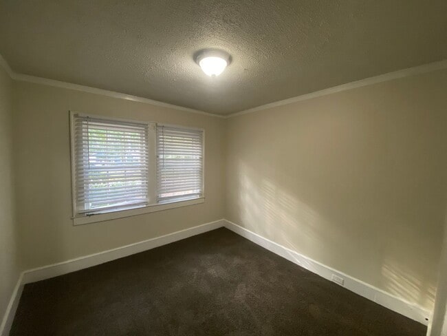 Building Photo - colonial5705