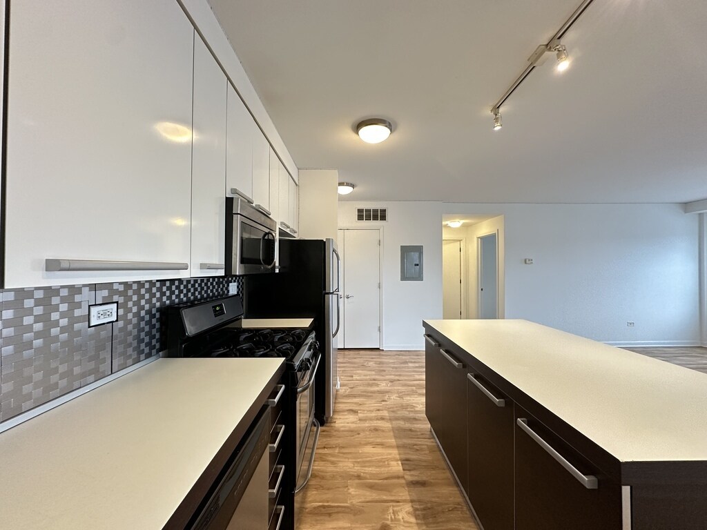 Building Photo - 1544 W Glenlake Ave