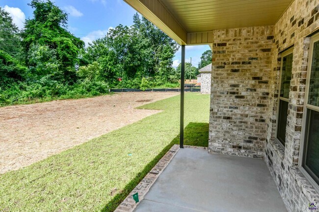 Building Photo - 209 Willowbrook Ln