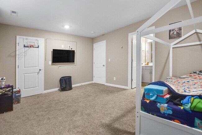 Building Photo - Two Bedroom in Sango!