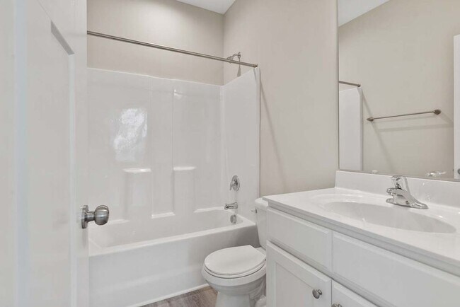 Building Photo - MUST SEE! 2 Bed / 2 Bath End Unit in Raleigh