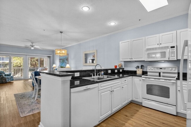 Building Photo - Spacious 3BR Condo in Gated Ocean Keyes