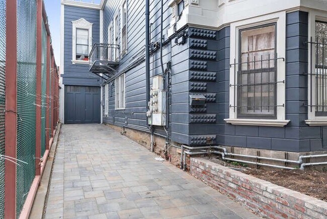 Building Photo - 807 Treat Ave