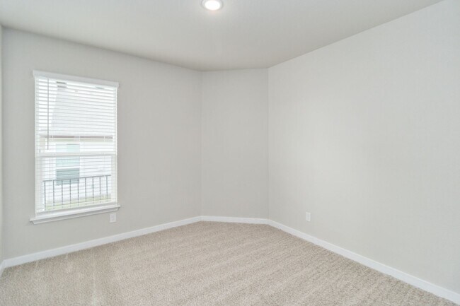 Building Photo - Brand New Luxury Duplex Available Today
