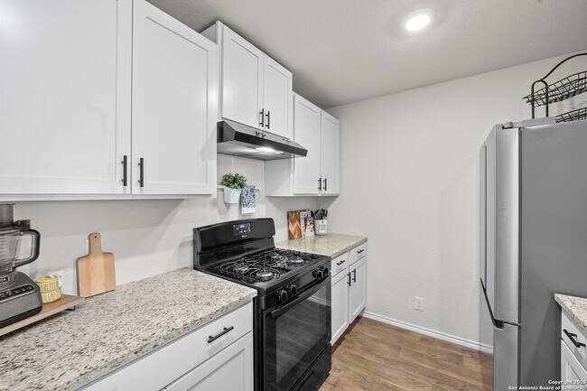 Building Photo - 923 Empress Brilliant