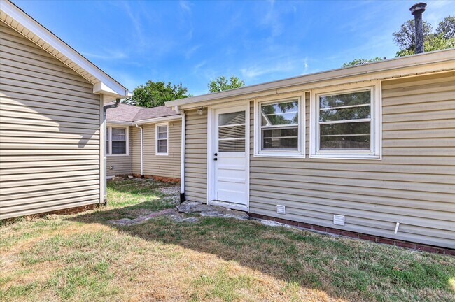 Building Photo - 3210 York Dr