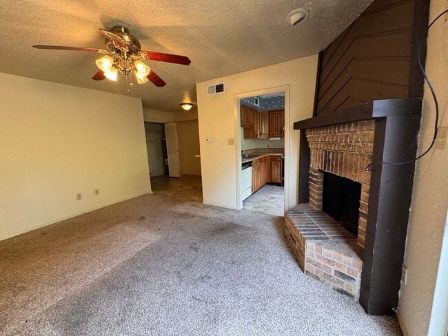 Building Photo - Super Cute Townhouse!