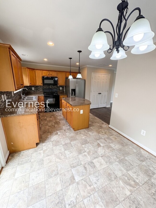 Building Photo - 4-Bed/ 4-Bath Town Home/Available Now!