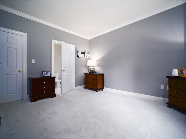 Building Photo - "Charming 3-Bedroom Condo with Cozy Fireplace - 1404 Sq Ft of Comfort in Prime NC Location!"