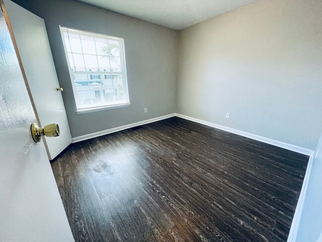 Building Photo - 2bd/1.5ba townhome super close to CCU/CMC/...
