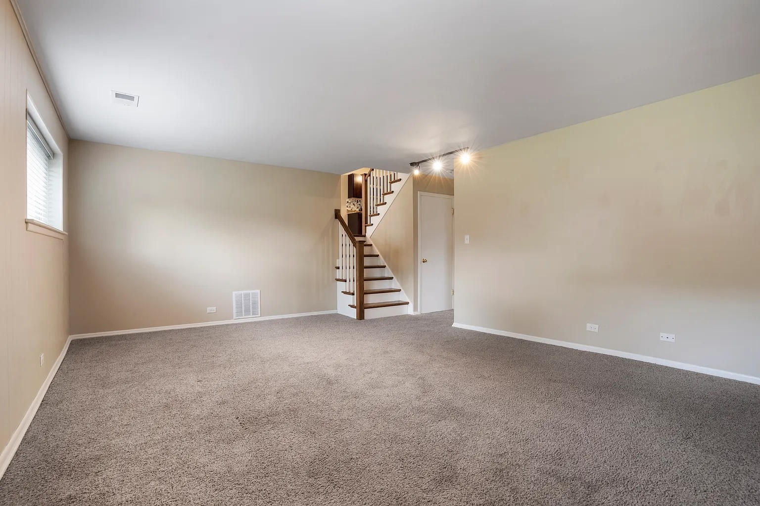 Building Photo - 325 Bramble Ln