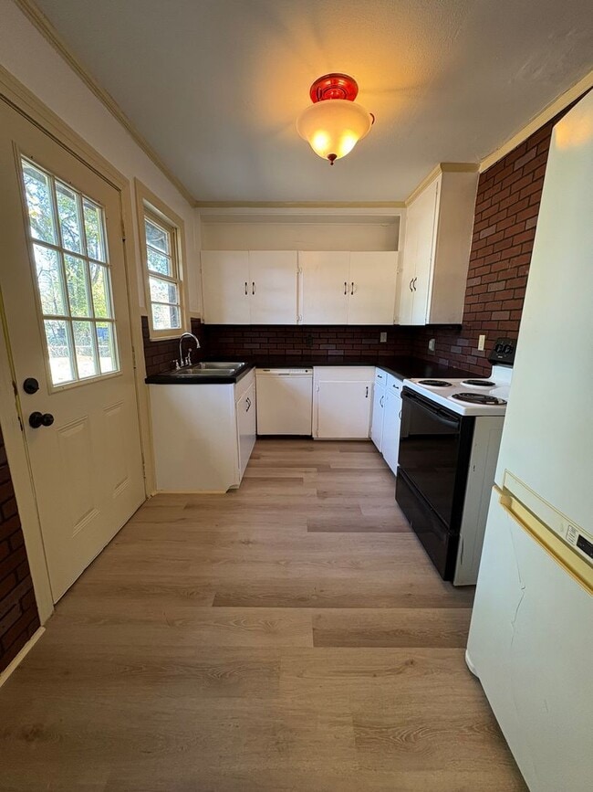 Building Photo - Beautiful 4 bedroom/ 2 bath home with Central Air&Heat