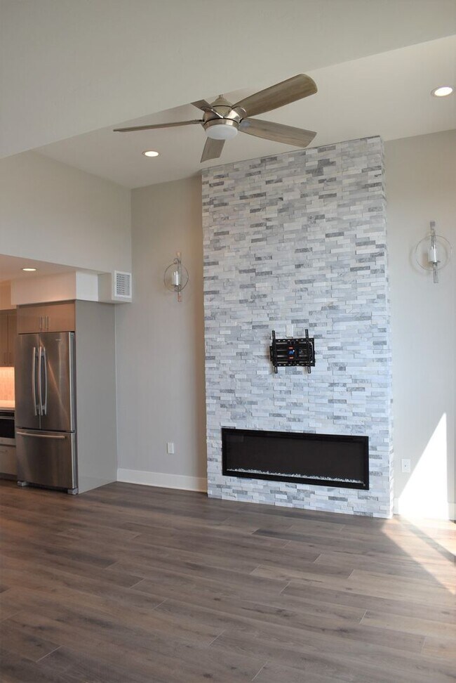 Building Photo - 2 bedroom 2.5 bath Townhome, walking dista...
