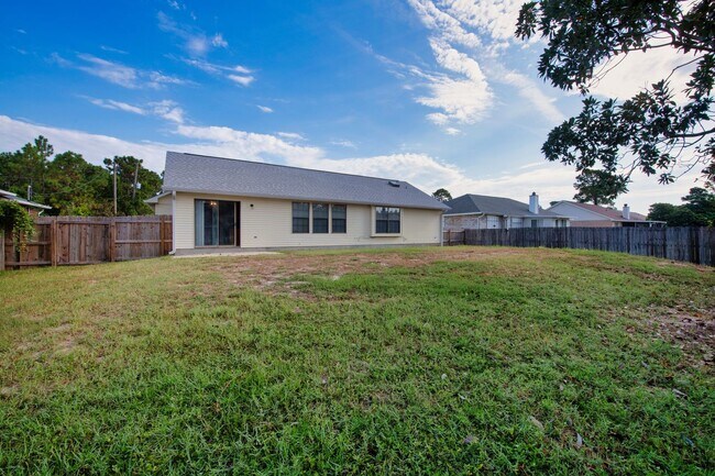 Building Photo - Charming 3BR/2BA with Fenced Yard & Commun...