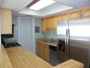Building Photo - 1350 W 53rd St