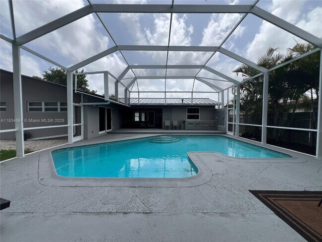 Building Photo - 1405 N 46th Ave