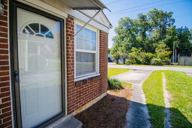Building Photo - Updated Rosewood 2BR Duplex – Spacious, St...