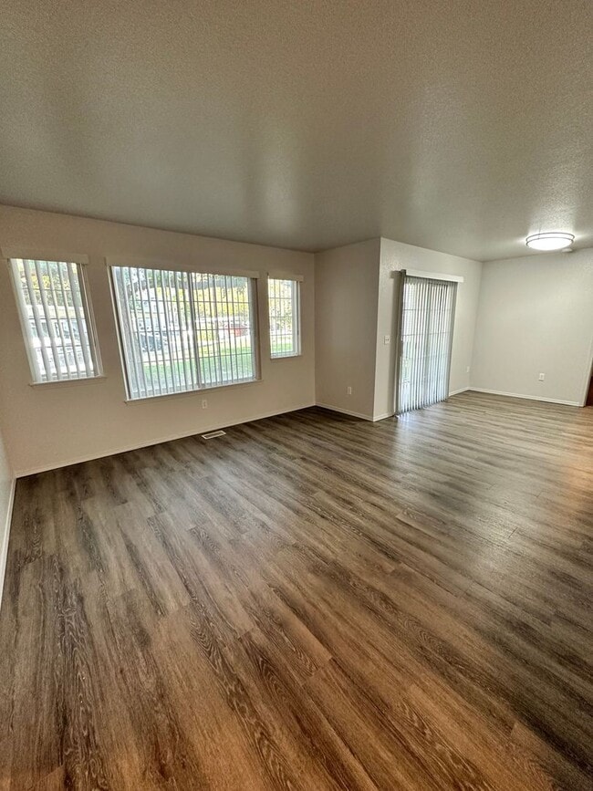 Building Photo - Newly renovated in 2024 2 bedroom 2 bathroom apartment available soon.