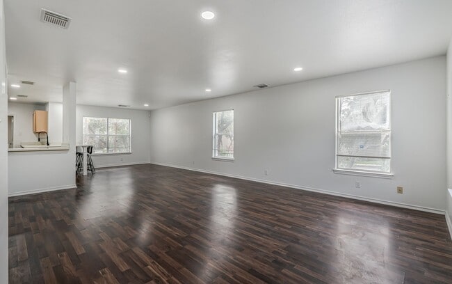 Building Photo - Recently Rehabbed Spacious Two Story in Convenient and Popular Huntington Place