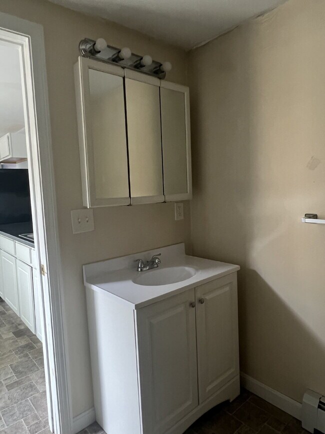 Building Photo - Large one bedroom, updated in the heart of Somersworth!