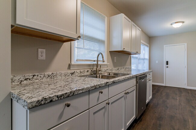 Building Photo - 210 S Victor St