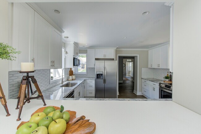 Building Photo - 701 Lincoln St