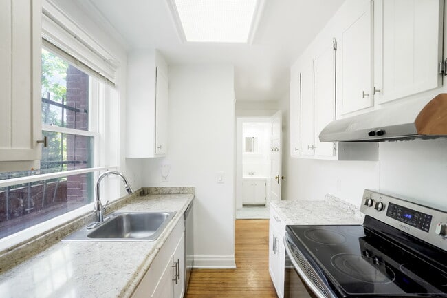 Building Photo - Charming 4 Bed, 2 Bath Town Home in Prime ...