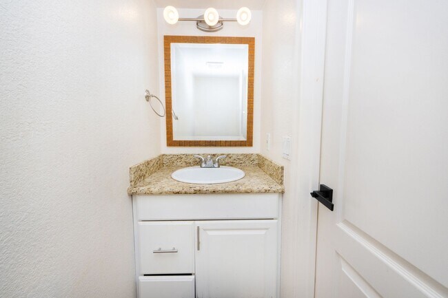 Building Photo - 2 Bedroom 1.5 Bath Available Now in El Cajon!