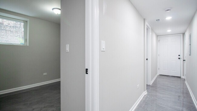 Building Photo - Amazing 4-bed Duplex by UIC