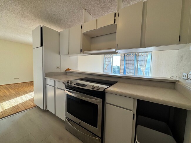 Building Photo - Spacious 2-Bedroom, 2-Bathroom Condo in Ai...