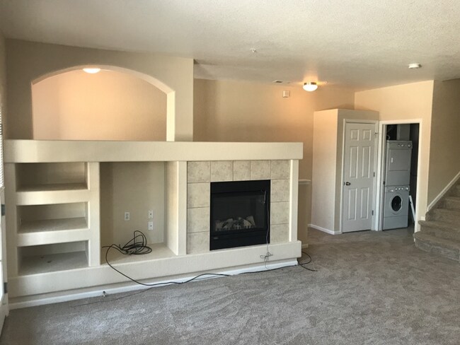 Building Photo - Beautiful 2BD/2BA Luxury Town Home! AVAIL 8/14